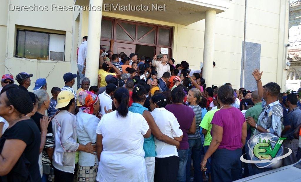 Multitud de ciudadanos frente a la Gobernación Provincial de Espaillat